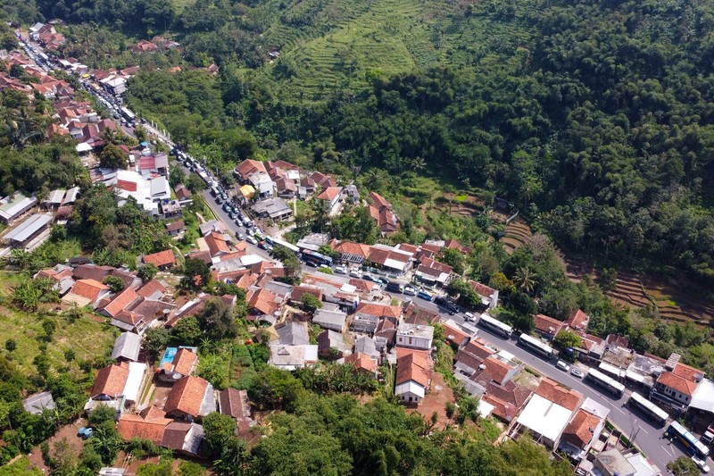 Arus mudik mulai terlihat padat di jakur Nagreg, Bandung, Jawa Barat, Rabu (19/4/2023). (Photo by TIMUR MATAHARI/AFP via Getty Images) Arus mudik mulai terlihat padat di jakur Nagreg, Bandung, Jawa Barat, Rabu (19/4/2023). (Photo by TIMUR MATAHARI/AFP via Getty Images)