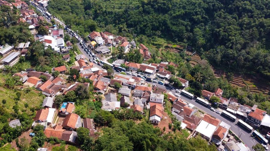 Arus mudik mulai terlihat padat di jakur Nagreg, Bandung, Jawa Barat, Rabu (19/4/2023). (Photo by TIMUR MATAHARI/AFP via Getty Images)