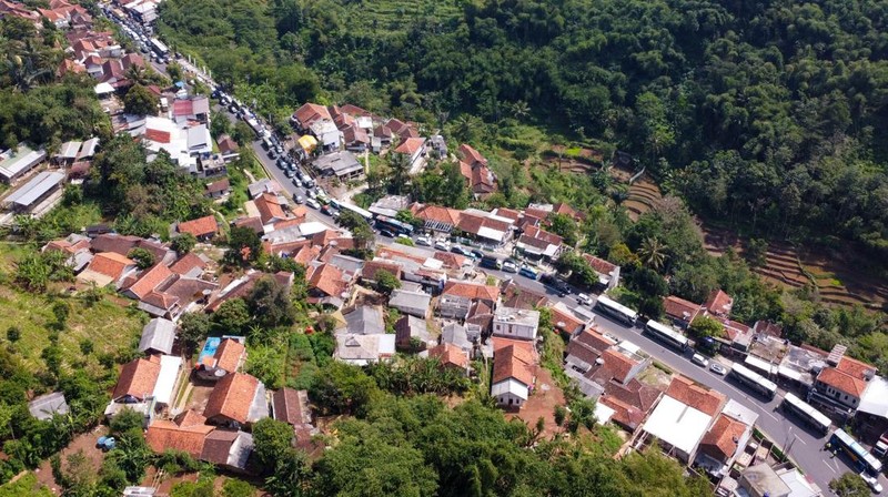 Arus mudik mulai terlihat padat di jakur Nagreg, Bandung, Jawa Barat, Rabu (19/4/2023). (Photo by TIMUR MATAHARI/AFP via Getty Images)