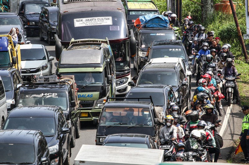 Arus mudik mulai terlihat padat di jakur Nagreg, Bandung, Jawa Barat, Rabu (19/4/2023). (Photo by TIMUR MATAHARI/AFP via Getty Images) Arus mudik mulai terlihat padat di jakur Nagreg, Bandung, Jawa Barat, Rabu (19/4/2023). (Photo by TIMUR MATAHARI/AFP via Getty Images)