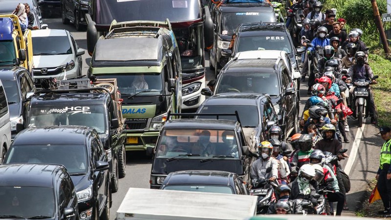 Arus mudik mulai terlihat padat di jakur Nagreg, Bandung, Jawa Barat, Rabu (19/4/2023). (Photo by TIMUR MATAHARI/AFP via Getty Images)