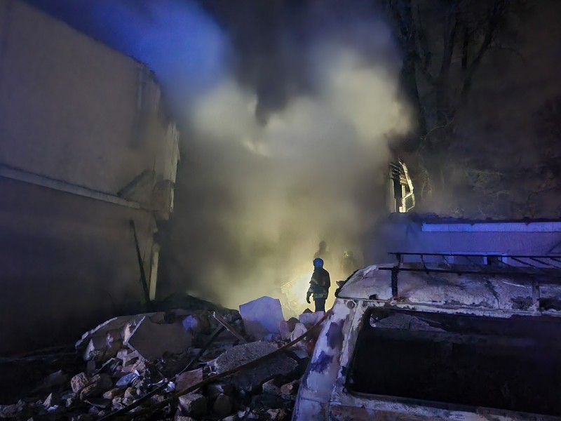 Bangunan hancur setelah Rusia meluncurkan serangan pesawat tak berawak atau drone ke kota pelabuhan Odessa, Ukraina pada Rabu (19/4) pagi waktu setempat. (Anadolu Agency via Getty Images) Bangunan hancur setelah Rusia meluncurkan serangan pesawat tak berawak atau drone ke kota pelabuhan Odessa, Ukraina pada Rabu (19/4) pagi waktu setempat. (Anadolu Agency via Getty Images)