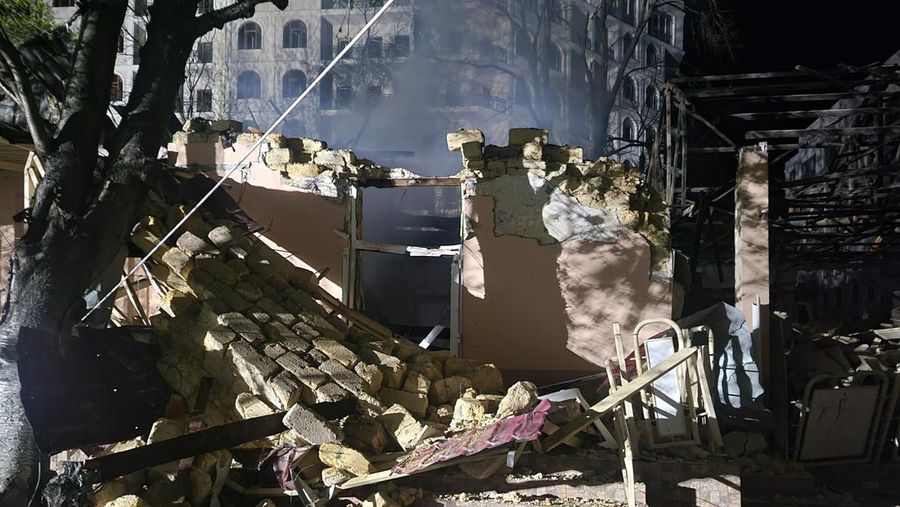 Bangunan hancur setelah Rusia meluncurkan serangan pesawat tak berawak atau drone ke kota pelabuhan Odessa, Ukraina pada Rabu (19/4) pagi waktu setempat. (Anadolu Agency via Getty Images)