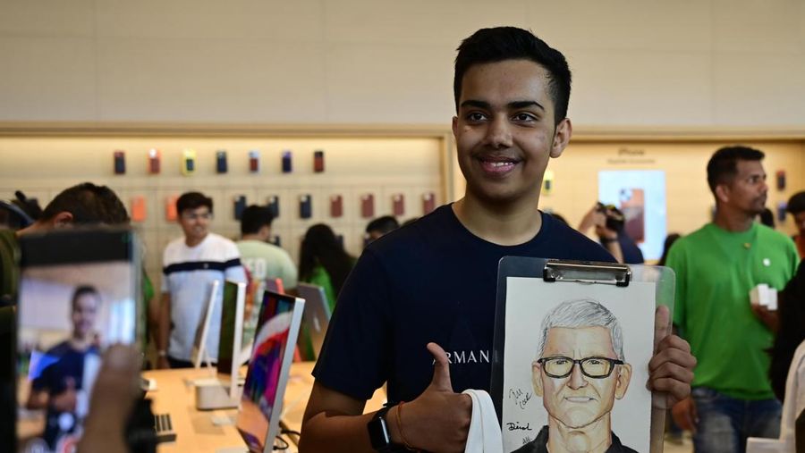 CEO Apple Tim Cook membuka tokonya di India. Toko ini menjadi sejarah baru bagi pembuat IPhone di pasar ponsel pintar terbesar kedua di dunia itu. (Hindustan Times via Getty Images)