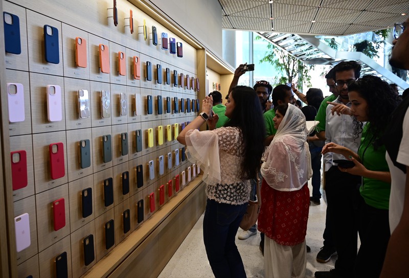 CEO Apple Tim Cook membuka tokonya di India. Toko ini menjadi sejarah baru bagi pembuat IPhone di pasar ponsel pintar terbesar kedua di dunia itu. (Hindustan Times via Getty Images) CEO Apple Tim Cook membuka tokonya di India. Toko ini menjadi sejarah baru bagi pembuat IPhone di pasar ponsel pintar terbesar kedua di dunia itu. (Hindustan Times via Getty Images)