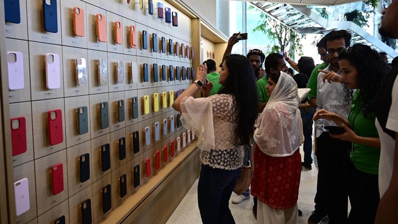 CEO Apple Tim Cook membuka tokonya di India. Toko ini menjadi sejarah baru bagi pembuat IPhone di pasar ponsel pintar terbesar kedua di dunia itu. (Hindustan Times via Getty Images)
