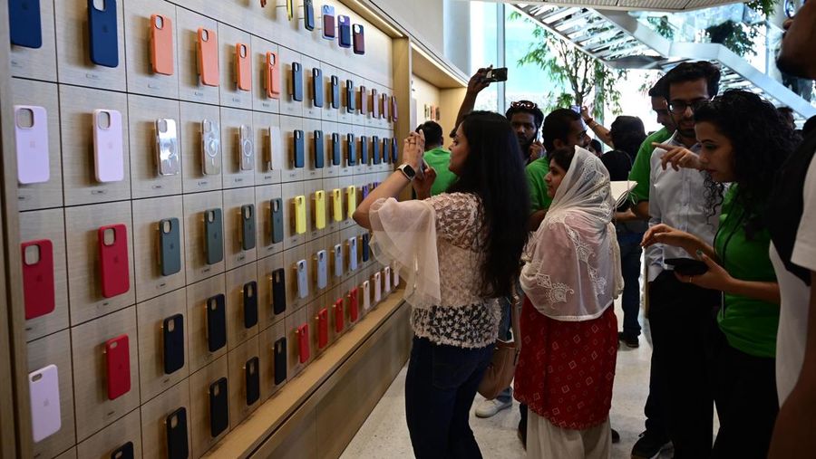 CEO Apple Tim Cook membuka tokonya di India. Toko ini menjadi sejarah baru bagi pembuat IPhone di pasar ponsel pintar terbesar kedua di dunia itu. (Hindustan Times via Getty Images)