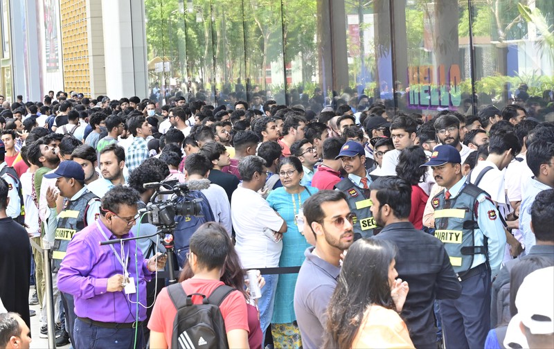 CEO Apple Tim Cook membuka tokonya di India. Toko ini menjadi sejarah baru bagi pembuat IPhone di pasar ponsel pintar terbesar kedua di dunia itu. (Hindustan Times via Getty Images) CEO Apple Tim Cook membuka tokonya di India. Toko ini menjadi sejarah baru bagi pembuat IPhone di pasar ponsel pintar terbesar kedua di dunia itu. (Hindustan Times via Getty Images)