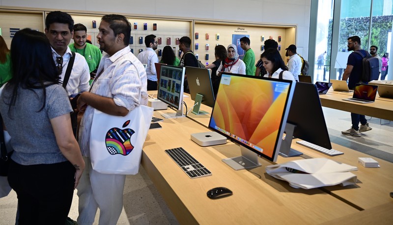 CEO Apple Tim Cook membuka tokonya di India. Toko ini menjadi sejarah baru bagi pembuat IPhone di pasar ponsel pintar terbesar kedua di dunia itu. (Hindustan Times via Getty Images) CEO Apple Tim Cook membuka tokonya di India. Toko ini menjadi sejarah baru bagi pembuat IPhone di pasar ponsel pintar terbesar kedua di dunia itu. (Hindustan Times via Getty Images)