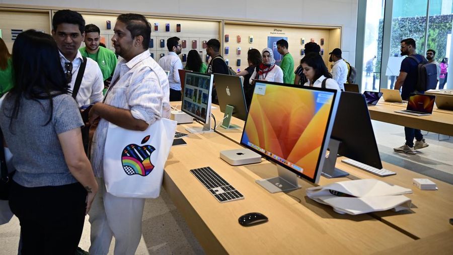 CEO Apple Tim Cook membuka tokonya di India. Toko ini menjadi sejarah baru bagi pembuat IPhone di pasar ponsel pintar terbesar kedua di dunia itu. (Hindustan Times via Getty Images)