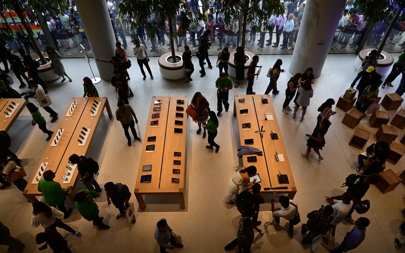 CEO Apple Tim Cook membuka tokonya di India. Toko ini menjadi sejarah baru bagi pembuat IPhone di pasar ponsel pintar terbesar kedua di dunia itu. (Hindustan Times via Getty Images) CEO Apple Tim Cook membuka tokonya di India. Toko ini menjadi sejarah baru bagi pembuat IPhone di pasar ponsel pintar terbesar kedua di dunia itu. (Hindustan Times via Getty Images)
