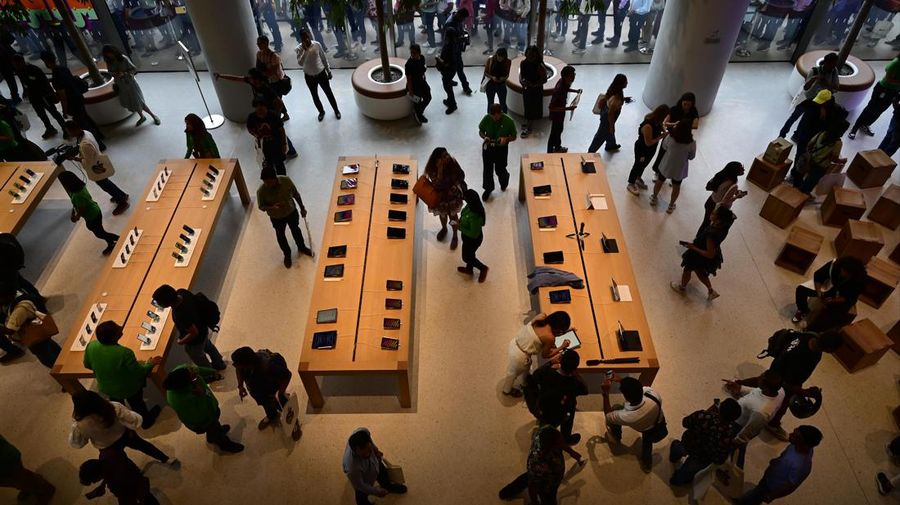 CEO Apple Tim Cook membuka tokonya di India. Toko ini menjadi sejarah baru bagi pembuat IPhone di pasar ponsel pintar terbesar kedua di dunia itu. (Hindustan Times via Getty Images)