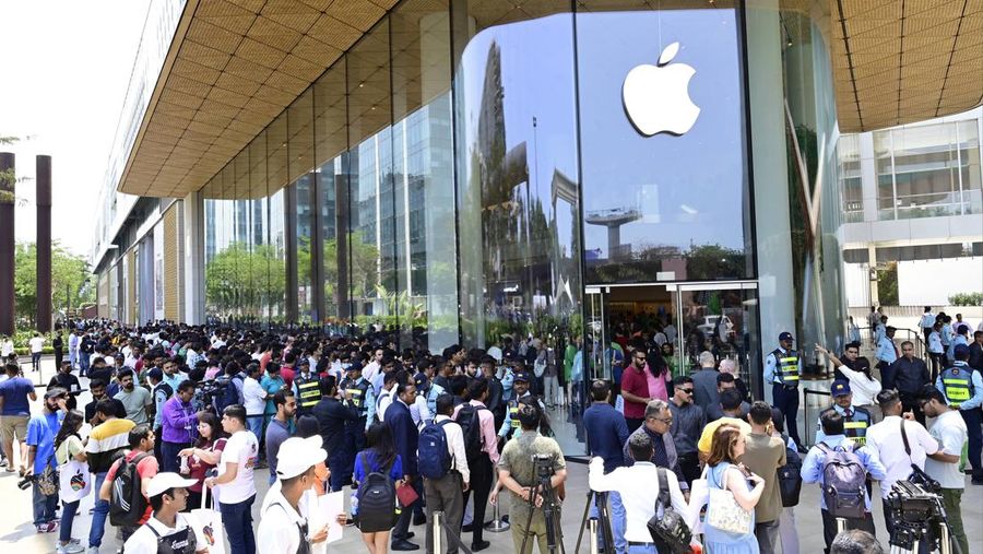 CEO Apple Tim Cook membuka tokonya di India. Toko ini menjadi sejarah baru bagi pembuat IPhone di pasar ponsel pintar terbesar kedua di dunia itu. (Hindustan Times via Getty Images)