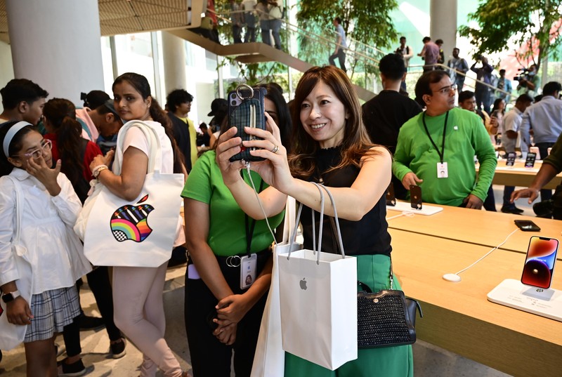 CEO Apple Tim Cook membuka tokonya di India. Toko ini menjadi sejarah baru bagi pembuat IPhone di pasar ponsel pintar terbesar kedua di dunia itu. (Hindustan Times via Getty Images) CEO Apple Tim Cook membuka tokonya di India. Toko ini menjadi sejarah baru bagi pembuat IPhone di pasar ponsel pintar terbesar kedua di dunia itu. (Hindustan Times via Getty Images)