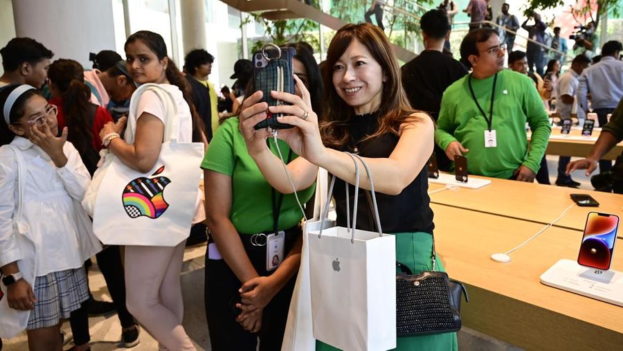 CEO Apple Tim Cook membuka tokonya di India. Toko ini menjadi sejarah baru bagi pembuat IPhone di pasar ponsel pintar terbesar kedua di dunia itu. (Hindustan Times via Getty Images)
