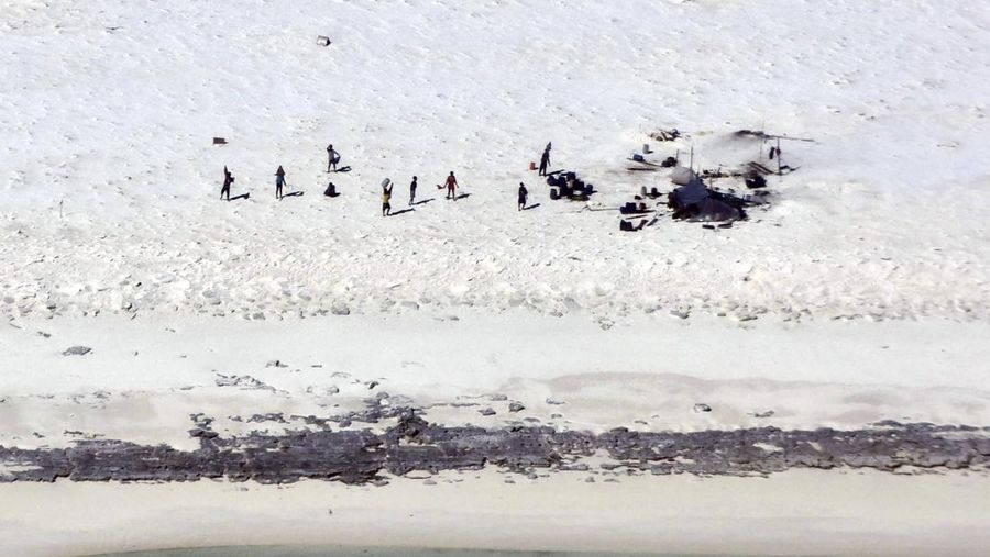 Foto udara menunjukkan belasan nelayan asal Indonesia telah diselamatkan oleh otoritas Australia setelah terdampar dan bertahan hidup selama enam hari di terumbu karang terpencil di lepas pantai utara. (Australian Maritime Safety Authority via AP)