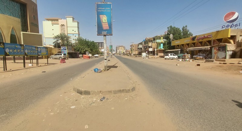 Jalan-jalan kosong dan toko-toko tutup terlihat saat bentrokan berlanjut antara Angkatan Bersenjata Sudan dan Pasukan Dukungan Cepat (RSF) paramiliter di Khartoum, Sudan pada 17 April 2023. Jalan-jalan kosong dan toko-toko tutup terlihat saat bentrokan berlanjut antara Angkatan Bersenjata Sudan dan Pasukan Dukungan Cepat (RSF) paramiliter di Khartoum, Sudan pada 17 April 2023.(Stringer/Anadolu Agency via Getty Images)
