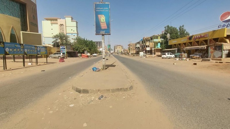 Jalan-jalan kosong dan toko-toko tutup terlihat saat bentrokan berlanjut antara Angkatan Bersenjata Sudan dan Pasukan Dukungan Cepat (RSF) paramiliter di Khartoum, Sudan pada 17 April 2023.(Stringer/Anadolu Agency via Getty Images)