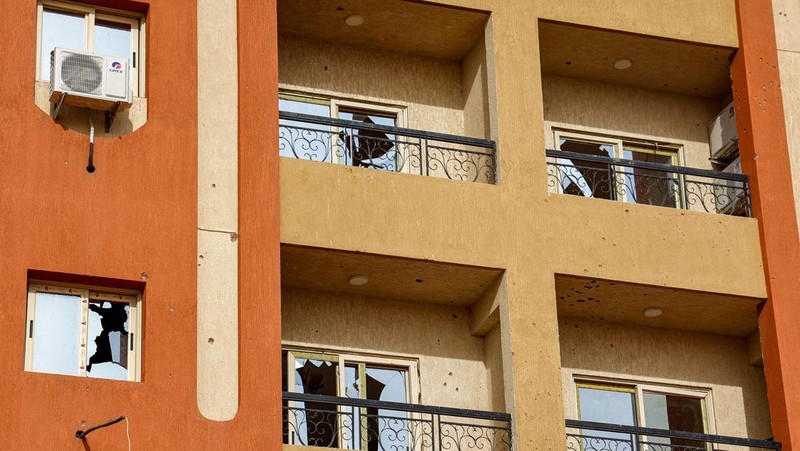 Jalan-jalan kosong dan toko-toko tutup terlihat saat bentrokan berlanjut antara Angkatan Bersenjata Sudan dan Pasukan Dukungan Cepat (RSF) paramiliter di Khartoum, Sudan pada 17 April 2023.(Stringer/Anadolu Agency via Getty Images)