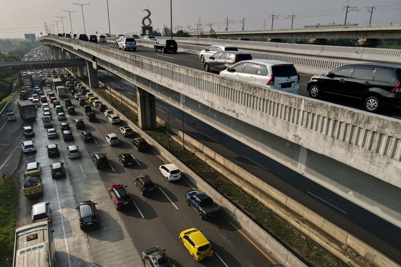 Kemacetan terjadi di sejumlah titik ruas jalan Tol Layang MBZ arah Cikampek. Kemacetan diakibatkan adanya peningkatan volume kendaraan. (AFP via Getty Images/BAY ISMOYO)