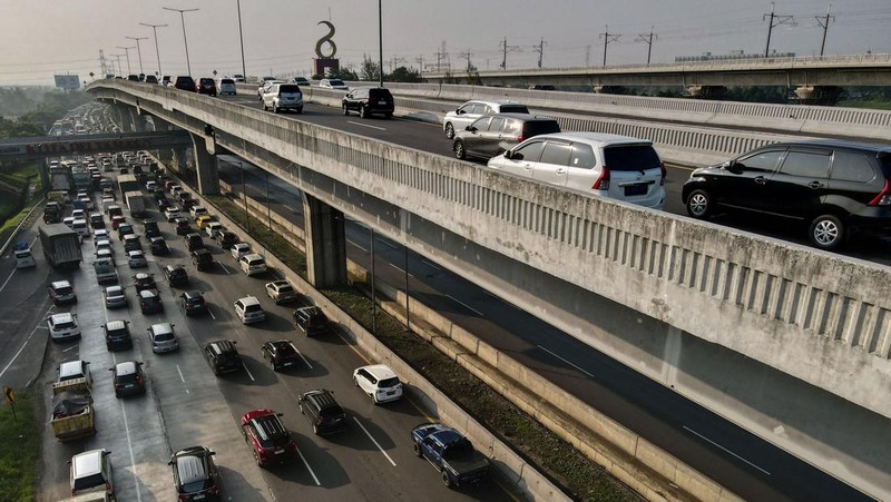 Kemacetan terjadi di sejumlah titik ruas jalan Tol Layang MBZ arah Cikampek. Kemacetan diakibatkan adanya peningkatan volume kendaraan. (AFP via Getty Images/BAY ISMOYO)