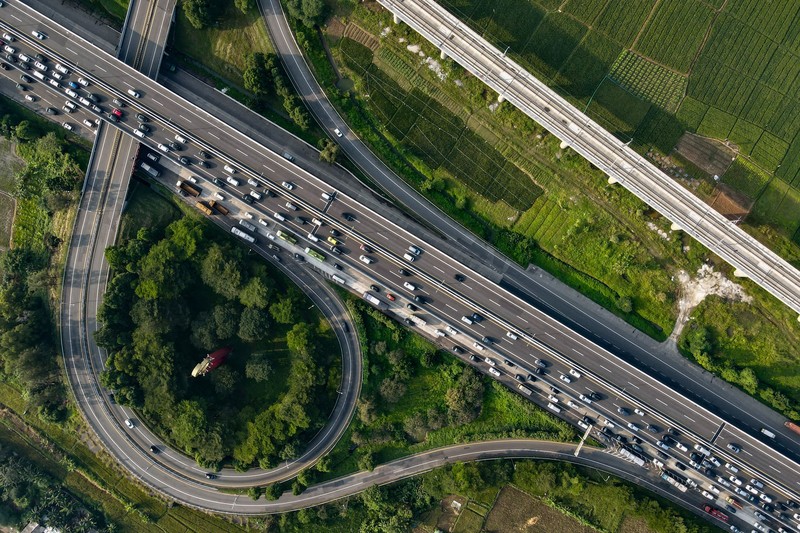 Kemacetan terjadi di sejumlah titik ruas jalan Tol Layang MBZ arah Cikampek. Kemacetan diakibatkan adanya peningkatan volume kendaraan. (AFP via Getty Images/BAY ISMOYO) Kemacetan terjadi di sejumlah titik ruas jalan Tol Layang MBZ arah Cikampek. Kemacetan diakibatkan adanya peningkatan volume kendaraan. (AFP via Getty Images/BAY ISMOYO)