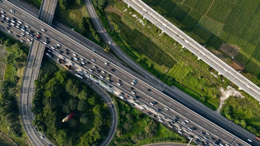 Kemacetan terjadi di sejumlah titik ruas jalan Tol Layang MBZ arah Cikampek. Kemacetan diakibatkan adanya peningkatan volume kendaraan. (AFP via Getty Images/BAY ISMOYO)
