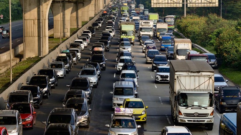 Kemacetan terjadi di sejumlah titik ruas jalan Tol Layang MBZ arah Cikampek. Kemacetan diakibatkan adanya peningkatan volume kendaraan. (AFP via Getty Images/BAY ISMOYO)