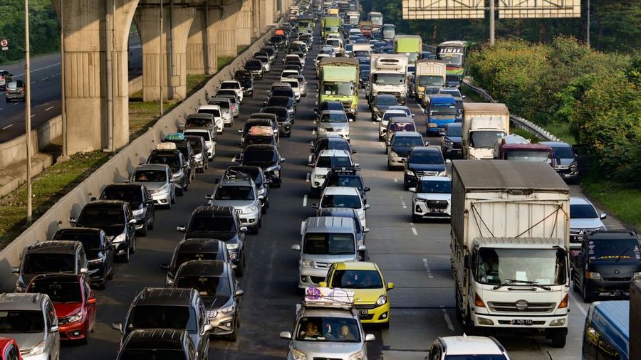 Kemacetan terjadi di sejumlah titik ruas jalan Tol Layang MBZ arah Cikampek. Kemacetan diakibatkan adanya peningkatan volume kendaraan. (AFP via Getty Images/BAY ISMOYO)