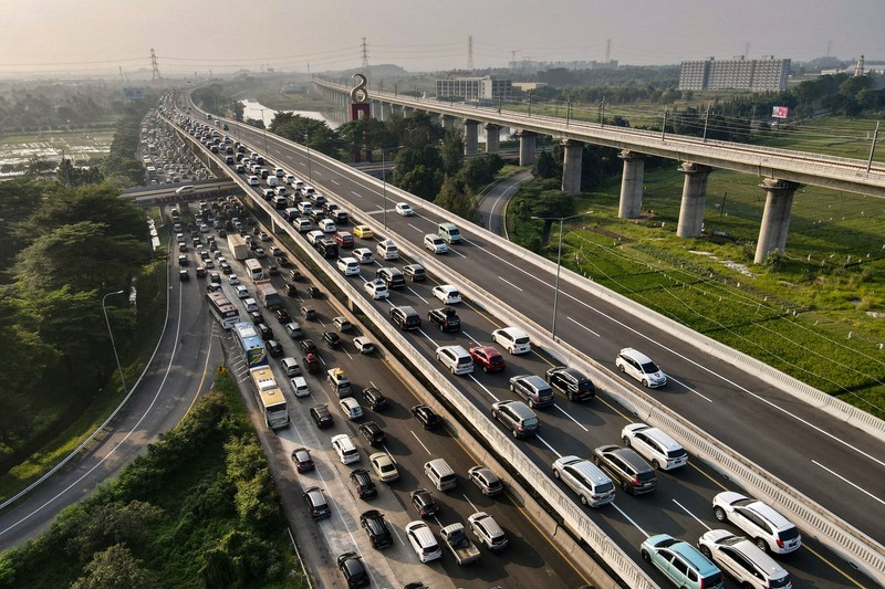 Kemacetan terjadi di sejumlah titik ruas jalan Tol Layang MBZ arah Cikampek. Kemacetan diakibatkan adanya peningkatan volume kendaraan. (AFP via Getty Images/BAY ISMOYO) Kemacetan terjadi di sejumlah titik ruas jalan Tol Layang MBZ arah Cikampek. Kemacetan diakibatkan adanya peningkatan volume kendaraan. (AFP via Getty Images/BAY ISMOYO)