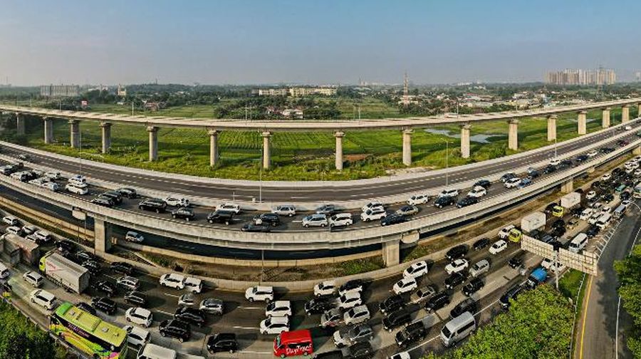 Kemacetan terjadi di sejumlah titik ruas jalan Tol Layang MBZ arah Cikampek. Kemacetan diakibatkan adanya peningkatan volume kendaraan. (AFP/BAY ISMOYO)