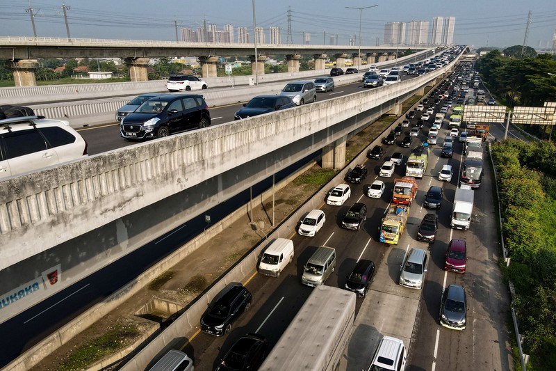 Kemacetan terjadi di sejumlah titik ruas jalan Tol Layang MBZ arah Cikampek. Kemacetan diakibatkan adanya peningkatan volume kendaraan. (AFP via Getty Images/BAY ISMOYO)