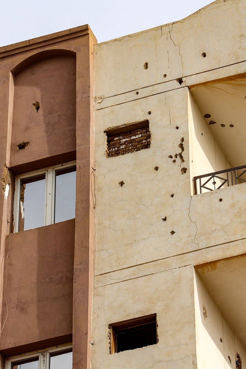 Jalan-jalan kosong dan toko-toko tutup terlihat saat bentrokan berlanjut antara Angkatan Bersenjata Sudan dan Pasukan Dukungan Cepat (RSF) paramiliter di Khartoum, Sudan pada 17 April 2023.(Stringer/Anadolu Agency via Getty Images)