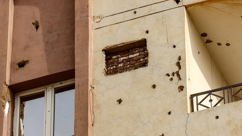 Jalan-jalan kosong dan toko-toko tutup terlihat saat bentrokan berlanjut antara Angkatan Bersenjata Sudan dan Pasukan Dukungan Cepat (RSF) paramiliter di Khartoum, Sudan pada 17 April 2023.(Stringer/Anadolu Agency via Getty Images)