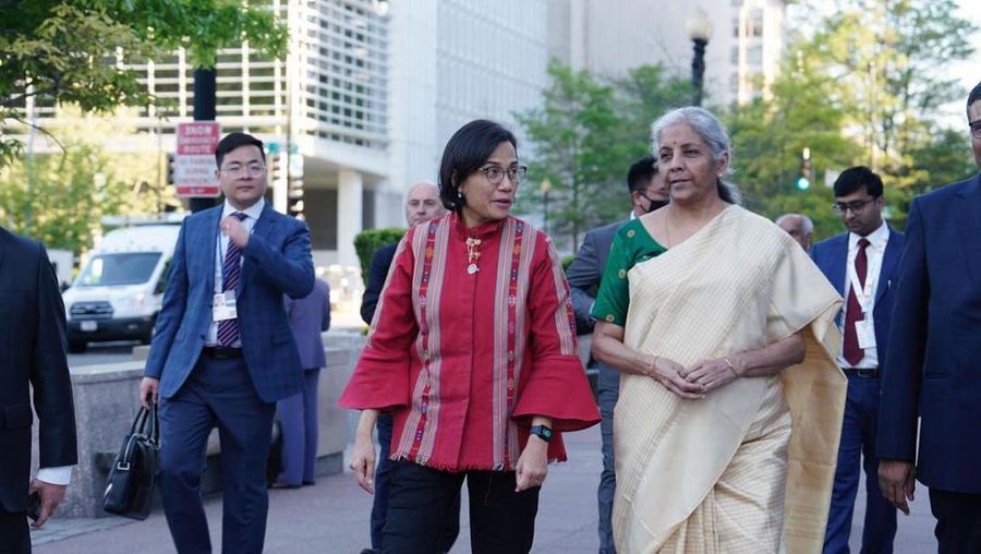 Menteri Keuangan (Menkeu), Sri Mulyani Indrawati melakukan pertemuan kembali dengan Menteri Keuangan India, Nirmala Sitharaman di sela-sela rangkaian agenda kerjanya di Washington DC, Amerika Serikat (AS). (Tangkapan layar instagram @smindrawati)
