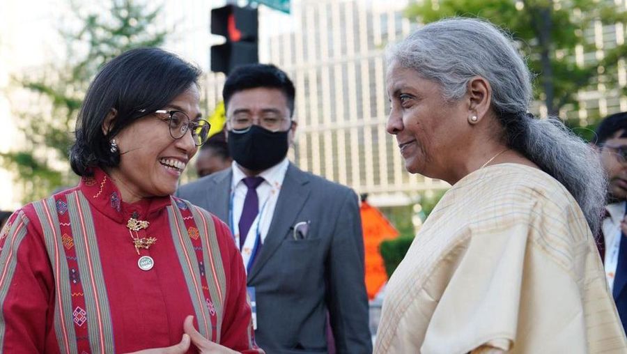 Menteri Keuangan (Menkeu), Sri Mulyani Indrawati melakukan pertemuan kembali dengan Menteri Keuangan India, Nirmala Sitharaman di sela-sela rangkaian agenda kerjanya di Washington DC, Amerika Serikat (AS). (Tangkapan layar instagram @smindrawati)