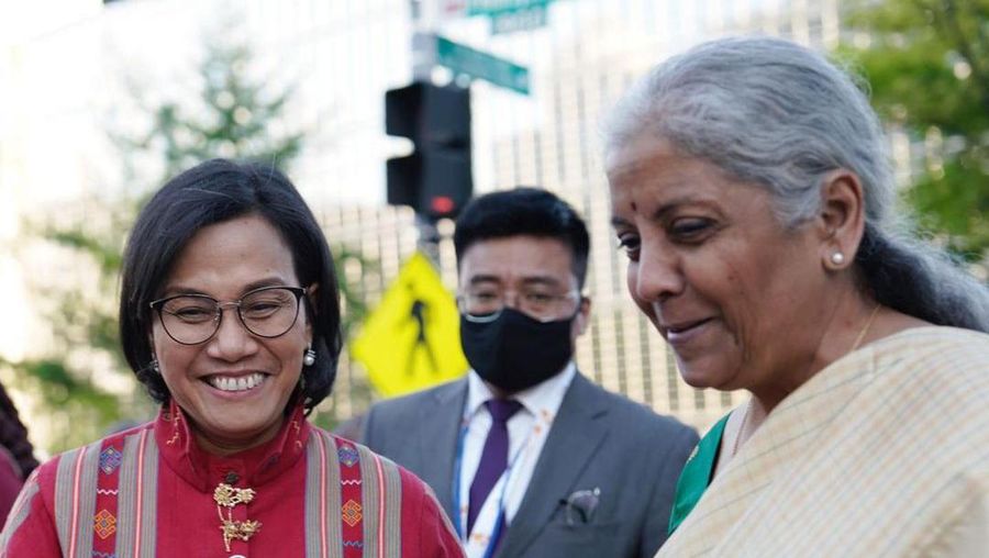 Menteri Keuangan (Menkeu), Sri Mulyani Indrawati melakukan pertemuan kembali dengan Menteri Keuangan India, Nirmala Sitharaman di sela-sela rangkaian agenda kerjanya di Washington DC, Amerika Serikat (AS). (Tangkapan layar instagram @smindrawati)