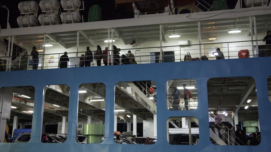 Penumpukan kendaraan terjadi di kawasan Pelabuhan Merak, pada Rabu dini hari (19/4/2023). (NurPhoto via Getty Images)