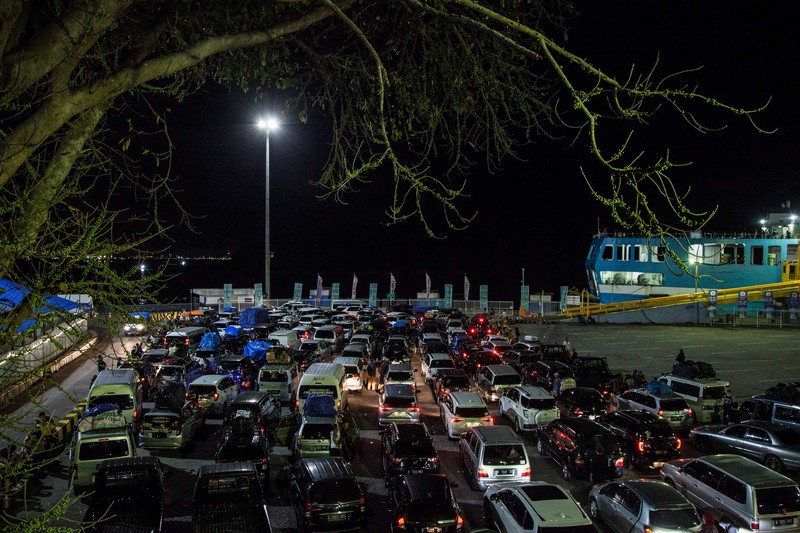 Penumpukan kendaraan terjadi di kawasan Pelabuhan Merak, pada Rabu dini hari (19/4/2023). (NurPhoto via Getty Images) Penumpukan kendaraan terjadi di kawasan Pelabuhan Merak, pada Rabu dini hari (19/4/2023). (NurPhoto via Getty Images)