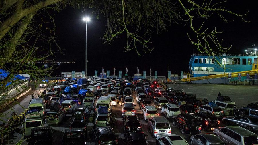 Penumpukan kendaraan terjadi di kawasan Pelabuhan Merak, pada Rabu dini hari (19/4/2023). (NurPhoto via Getty Images)