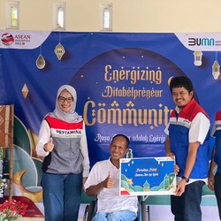 Perwira Penggerak Pertamina Belajar Membatik dari Difabel