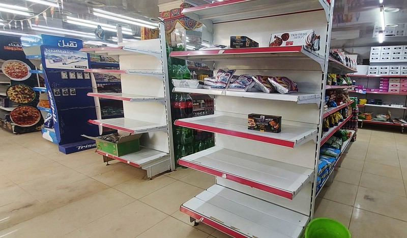 Jalan-jalan kosong dan toko-toko tutup terlihat saat bentrokan berlanjut antara Angkatan Bersenjata Sudan dan Pasukan Dukungan Cepat (RSF) paramiliter di Khartoum, Sudan pada 17 April 2023. Jalan-jalan kosong dan toko-toko tutup terlihat saat bentrokan berlanjut antara Angkatan Bersenjata Sudan dan Pasukan Dukungan Cepat (RSF) paramiliter di Khartoum, Sudan pada 17 April 2023.(Stringer/Anadolu Agency via Getty Images)