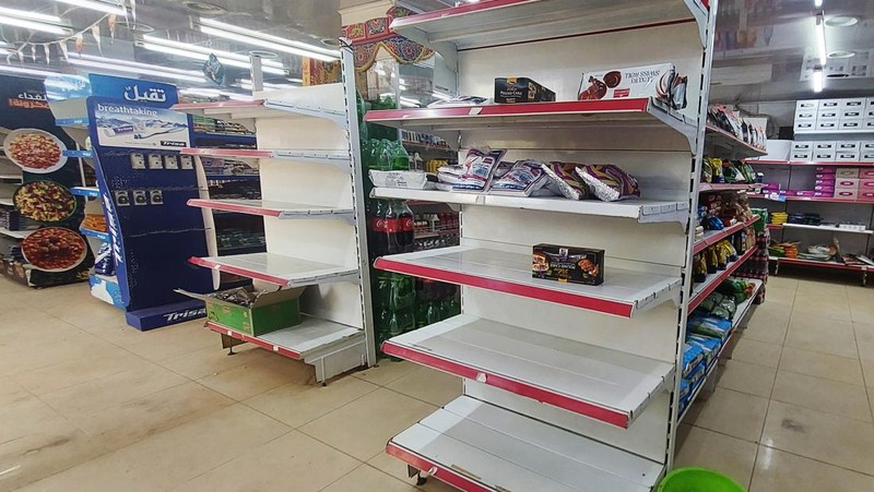 Jalan-jalan kosong dan toko-toko tutup terlihat saat bentrokan berlanjut antara Angkatan Bersenjata Sudan dan Pasukan Dukungan Cepat (RSF) paramiliter di Khartoum, Sudan pada 17 April 2023.(Stringer/Anadolu Agency via Getty Images)