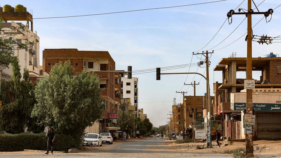 Jalan-jalan kosong dan toko-toko tutup terlihat saat bentrokan berlanjut antara Angkatan Bersenjata Sudan dan Pasukan Dukungan Cepat (RSF) paramiliter di Khartoum, Sudan pada 17 April 2023.(Stringer/Anadolu Agency via Getty Images)