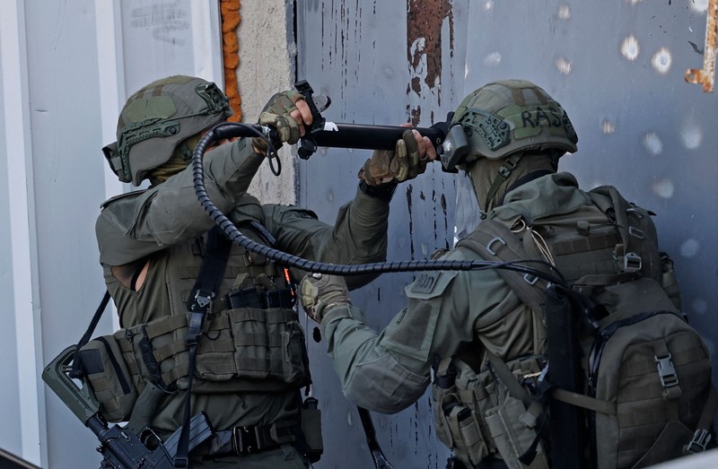 Warga Palestina terluka dalam operasi tentara Israel di Tepi Barat yang diduduki, kata Kementerian Kesehatan Palestina, Selasa (18/4/2023). (AFP via Getty Images/AHMAD GHARABLI) Warga Palestina terluka dalam operasi tentara Israel di Tepi Barat yang diduduki, kata Kementerian Kesehatan Palestina, Selasa (18/4/2023). (AFP via Getty Images/AHMAD GHARABLI)