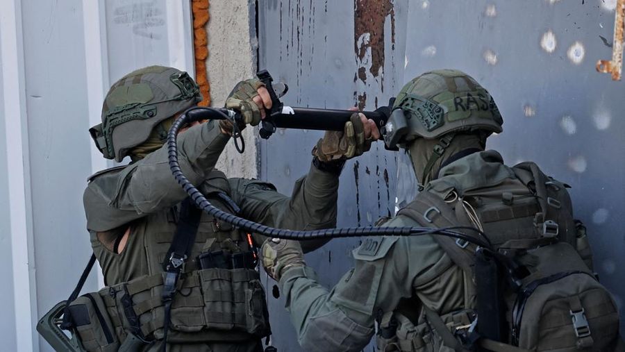 Warga Palestina terluka dalam operasi tentara Israel di Tepi Barat yang diduduki, kata Kementerian Kesehatan Palestina, Selasa (18/4/2023). (AFP via Getty Images/AHMAD GHARABLI)