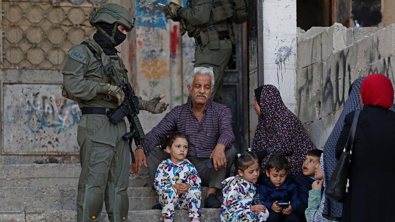 Warga Palestina terluka dalam operasi tentara Israel di Tepi Barat yang diduduki, kata Kementerian Kesehatan Palestina, Selasa (18/4/2023). (AFP via Getty Images/AHMAD GHARABLI)