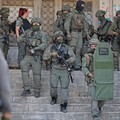 Warga Palestina terluka dalam operasi tentara Israel di Tepi Barat yang diduduki, kata Kementerian Kesehatan Palestina, Selasa (18/4/2023). (AFP via Getty Images/AHMAD GHARABLI)