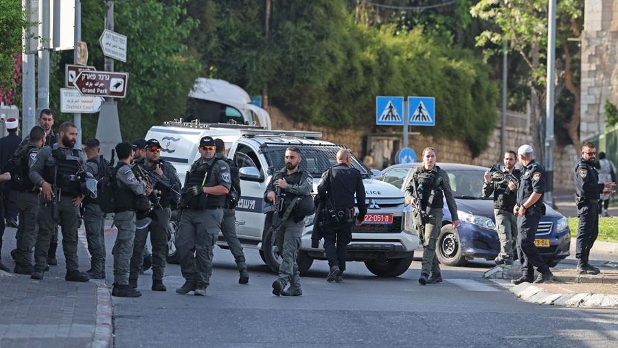 Warga Palestina terluka dalam operasi tentara Israel di Tepi Barat yang diduduki, kata Kementerian Kesehatan Palestina, Selasa (18/4/2023). (AFP via Getty Images/AHMAD GHARABLI)