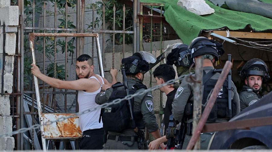 Warga Palestina terluka dalam operasi tentara Israel di Tepi Barat yang diduduki, kata Kementerian Kesehatan Palestina, Selasa (18/4/2023). (AFP via Getty Images/AHMAD GHARABLI)